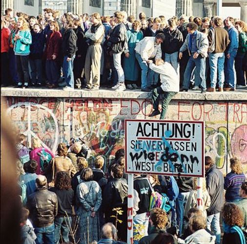 destruction of the berlin wall -extraordinary moments in history